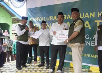 Bupati Blora Arief Rohman menyalurkan bantuan banjir untuk warga transmigrasi asal Blora di Aceh Timur bersama PWNU Jawa Tengah.