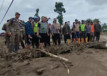 Pemkab Demak menetapkan status tanggap darurat banjir selama 14 hari akibat luapan Sungai Dombo dan jebolnya tanggul Sungai Tuntang.
