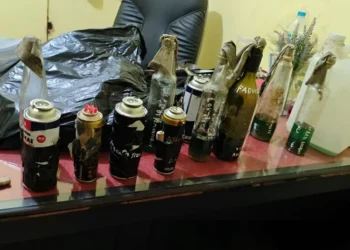 Densus 88 Antiteror Polri menemukan enam bom molotov dan beberapa bahan peledak lainnya dari siswa SMPN 3 Sungai Raya, Kalimantan Barat, yang melemparkan molotov di lingkungan sekolah.