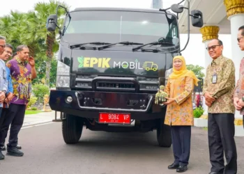 Gubernur Jatim Khofifah Indar Parawansa memberangkatkan truk EPIK Mobile untuk pengendalian inflasi di 15 kabupaten/kota.