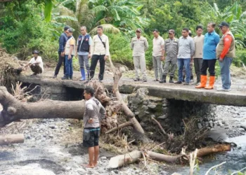 Gubernur NTB Lalu Muhamad Iqbal instruksikan mitigasi komprehensif dan normalisasi sungai untuk atasi banjir berulang di Desa Obel-Obel, Lombok Timur.