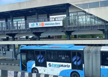 Transjakarta mencatat 413 juta pelanggan sepanjang 2025 dengan efisiensi subsidi meningkat, armada bus listrik bertambah, dan pendapatan non-subsidi melonjak.