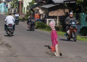 Pemprov Banten melakukan percepatan perbaikan jalan dan evaluasi infrastruktur buntut gugatan tukang ojek Pandeglang terkait kecelakaan akibat jalan rusak.