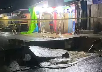 Hujan deras menyebabkan ruas Jalan Trans Kaltara di Sekatak, Bulungan ambles pada Kamis (26/2/2026) dini hari.