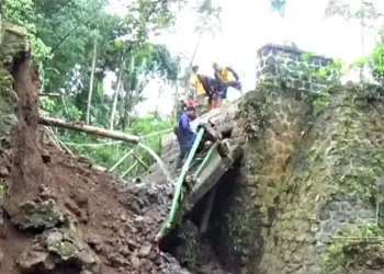 Jembatan penghubung Desa Ngrambe dan Sidomulyo di Ngawi putus akibat banjir bandang lereng Gunung Lawu.