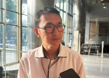 Penyidik KPK bawa tiga koper barang bukti usai menggeledah rumah Kepala DPUTR Pati Riyoso terkait kasus dugaan pemerasan yang menjerat Bupati Pati nonaktif Sudewo.