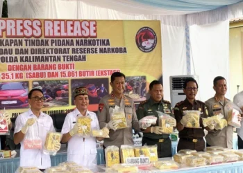Polda Kalteng gagalkan peredaran 35,1 kg sabu dan 15.016 butir ekstasi, dua kurir ditangkap.