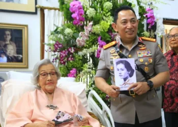 Meriyati Roeslani Hoegeng, istri mantan Kapolri Jenderal Hoegeng Iman Santoso, wafat di usia 100 tahun dan dimakamkan di Bogor.