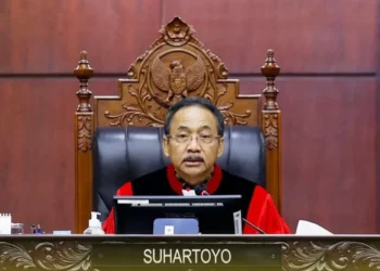 Mahkamah Konstitusi (MK) menolak gugatan uji materi Pasal 2 ayat (1) UU Perkawinan terkait kepastian hukum pernikahan beda agama dan menegaskan konsistensi putusan sebelumnya.