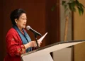 Megawati Raih Gelar Doktor HC dari Universitas Perempuan Terbesar di Arab Saudi 3 Megawati Soekarnoputri menerima gelar Doktor Honoris Causa (HC) dari Princess Nourah University Arab Saudi, menjadi tokoh pertama non-Saudi yang mendapat kehormatan tersebut.