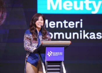 Menkomdigi Meutya Hafid mengingatkan pers agar tidak mengorbankan kepercayaan publik demi algoritma di era AI dan disinformasi.