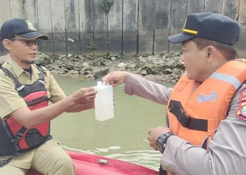 DPR mendesak pemerintah segera menyediakan air bersih bagi warga sekitar Sungai Jaletreng, Tangsel, yang tercemar pestisida akibat kebakaran pabrik di Setu.