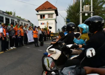 Tiga pelajar tewas tertemper KA Argo Merbabu di Batang saat berswafoto di jalur rel.