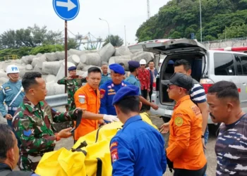 KM Marina 7 terbakar di perairan Pulau Ular, Cilegon, Banten, satu kru meninggal dunia.