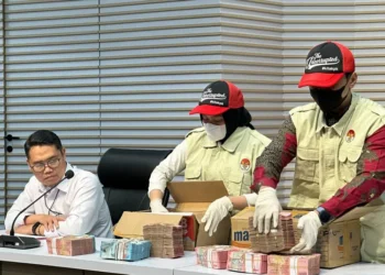 KPK mengungkap Kepala KPP Madya Banjarmasin, Mulyono, menggunakan Rp300 juta uang korupsi dari dugaan gratifikasi Rp800 juta sebagai DP rumah.