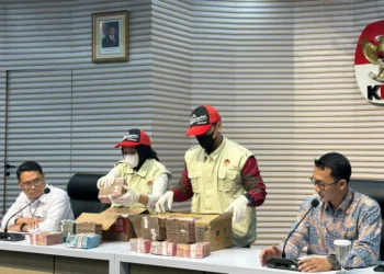 OTT KPP Madya Banjarmasin, KPK menyita barang bukti Rp1,5 miliar berupa uang tunai dan bukti transaksi terkait dugaan korupsi restitusi pajak.