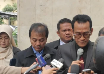 Roy Suryo, Tifauzia Tyassuma, dan Rismon Hasiholan menguji KUHP dan UU ITE ke Mahkamah Konstitusi (MK) karena merasa dikriminalisasi terkait penelitian ijazah mantan Presiden Jokowi.