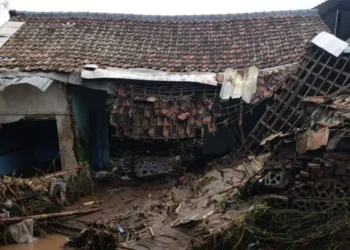 Banjir akibat tanggul jebol di Desa Bojong, Majalaya, Bandung, merusak 12 rumah dan berdampak pada 310 KK atau sekitar 660 jiwa.