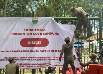 Kemenhut mencabut izin pengelola Bandung Zoo untuk menyelamatkan satwa dan menata pengelolaan kebun binatang, negara ambil alih perawatan sementara.