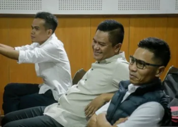 Tiga anggota DPRD NTB, Hamdan Kasim, Indra Jaya Usman, dan Muhammad Nashib Ikroman, menjalani sidang perdana kasus gratifikasi terkait program Desa Berdaya di PN Mataram.