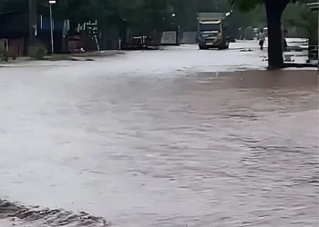 Banjir merendam permukiman warga di lereng Gunung Tambora, Kabupaten Bima, NTB, 23 rumah dan 69 jiwa terdampak banjir.