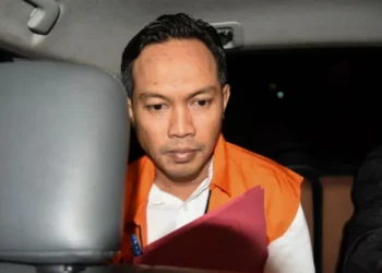 KPK memeriksa 8 pejabat dinas Pemkab Cilacap untuk mendalami kasus pemerasan THR yang menjerat Bupati nonaktif Syamsul Auliya Rachman.