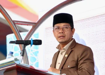 Bupati Dompu Bambang Firdaus melaporkan sejumlah akun media sosial ke polisi terkait tudingan perselingkuhan dengan polwan yang dinilai mencemarkan nama baik.