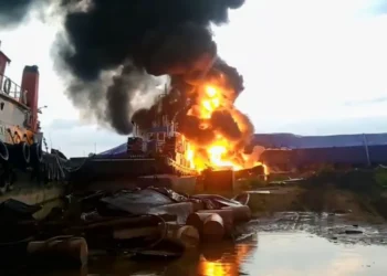 Sebuah kapal tangki minyak terbakar di area docking Sungai Mentaya, Sampit, Kotawaringin Timur, Kalteng.