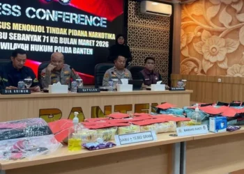 Polda Banten memburu pemasok senjata api rakitan jenis revolver yang disita dari penumpang kapal di Pelabuhan Merak.