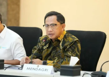 Mendagri Tito Karnavian instruksikan kepala daerah tetap siaga di wilayah selama periode Lebaran 2026 dan menunda perjalanan ke luar negeri.