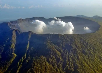 Status Gunung Tambora di NTB naik dari Level I (Normal) menjadi Level II (Waspada) setelah terjadi peningkatan aktivitas kegempaan vulkanik sejak awal 2026.