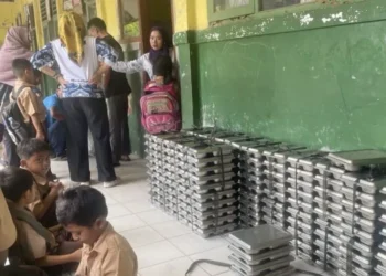 Badan Gizi Nasional (BGN) menutup sementara 2 SPPG di Banten karena menu MBG tak layak konsumsi.