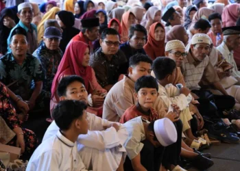 Pemkab Jember menggelar kupatan bersama masyarakat untuk memperkuat silaturahmi dan menjaga tradisi Idulfitri yang sarat nilai spiritual dan sosial.