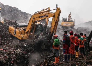 Menteri LH Hanif Faisol Nurofiq memastikan tersangka kasus longsor sampah di TPST Bantargebang yang menewaskan tujuh warga segera ditetapkan.