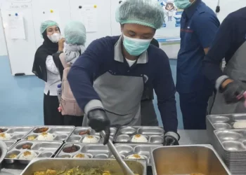 Pemerintah pangkas program Makan Bergizi Gratis (MBG) jadi 5 hari sepekan, berpotensi hemat anggaran Rp20 triliun.