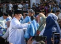 Presiden Prabowo Subianto membagikan sembako kepada penyintas banjir di Aceh Tamiang usai salat Idulfitri 1447 H, sekaligus meninjau huntara warga.