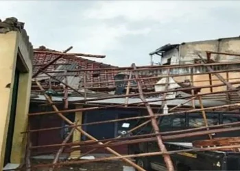 Angin puting beliung terjang dua kecamatan di Cirebon, merusak 242 rumah dan fasilitas umum.