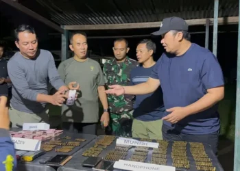 Aparat gabungan TNI-Polri gerebek kamp KKB pimpinan Aibon Kogoya di Nabire, sita 561 amunisi dan uang tunai Rp79,7 juta.