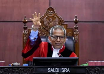 Mahkamah Konstitusi (MK) meminta pemerintah dan DPR segera merevisi aturan hak keuangan pejabat negara.