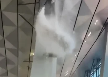 Atap Terminal 3 Bandara Soekarno-Hatta (Soetta) ambruk akibat cuaca ekstrem hujan deras.