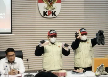 KPK menetapkan Bupati Tulungagung Gatut Sunu Wibowo dan ajudannya sebagai tersangka kasus pemerasan, diduga telah mengumpulkan Rp2,7 miliar dari pejabat OPD.