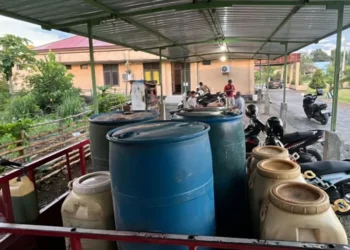 Polda NTB Ungkap Penyelewengan BBM Subsidi di Sumbawa, 800 Liter Solar Diamankan 4 Polda NTB mengungkap penyelewengan BBM subsidi di Sumbawa dengan barang bukti 800 liter solar yang rencananya dijual kembali untuk meraup keuntungan.