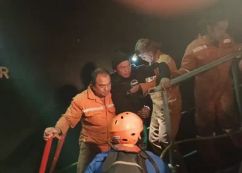 Basarnas Bali mengevakuasi ABK asal Filipina dari kapal kargo M/V Athanasia C di perairan Pelabuhan Benoa setelah kondisi kesehatannya memburuk dan mengalami kejang.