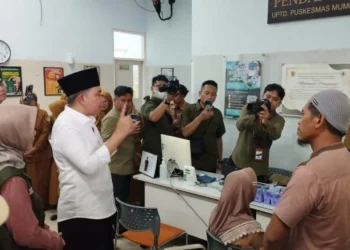 Bupati Jember Gus Fawaid sidak Puskesmas Mumbulsari untuk memastikan layanan kesehatan sesuai SOP.