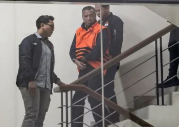 Gatut Sunu Wibowo mengenakan rompi oranye KPK dan meminta maaf usai ditetapkan sebagai tersangka korupsi pemerasan pejabat OPD.