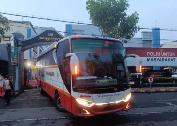 KPK membawa 12 pejabat Tulungagung ke Jakarta menyusul Bupati Gatut Sunu Wibowo usai OTT.