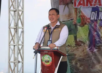 Dirut Bulog Ahmad Rizal Ramdhani dihadang petani tebu di Blora, berjanji menyerap hasil panen tebu demi kepastian harga dan pasar.