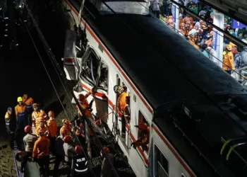 Korban tabrakan kereta Commuter Line dan KA jarak jauh di Stasiun Bekasi Timur bertambah menjadi 14 orang meninggal dan 84 luka.