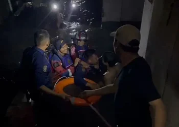 Banjir melanda 16 kecamatan di Bandarlampung akibat hujan deras, satu warga dilaporkan meninggal dunia.