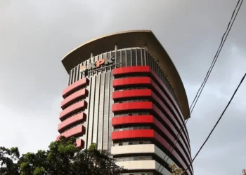 KPK mengusut dugaan proyek dan pengadaan barang dan jasa di Pemkab Bekasi yang diduga diarahkan Ipda Yayat Sudrajat dalam pengembangan kasus suap.